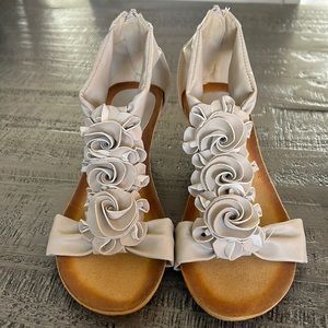 Woman’s flowered Sandal size 7